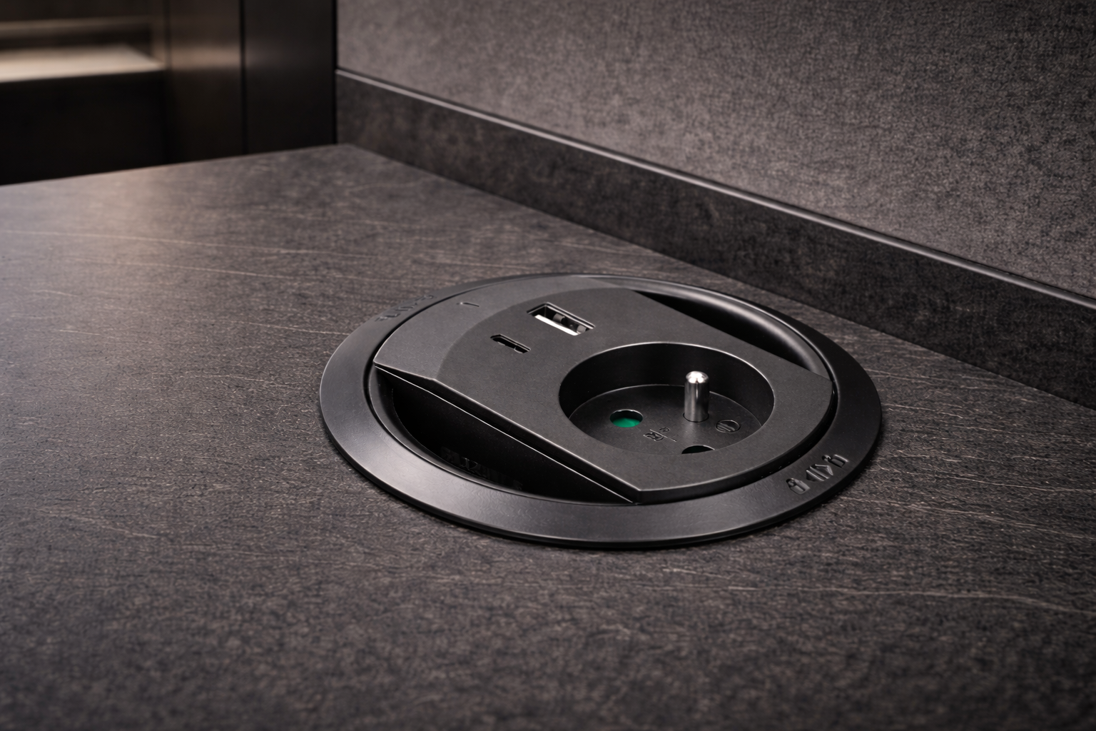 Uporządkuj przestrzeń roboczą i zapewnij sobie szybki dostęp do zasilania!